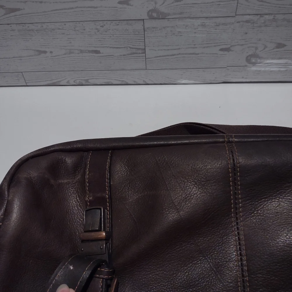Kenneth Cole Reaction brown Colombian leather flapover messenger bag.